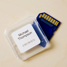 Rouleau d'étiquettes Brother original – Noir sur blanc, 23 x 23 mm - DK-11221. Ces étiquettes de taille standard peuvent être utilisées pour les logos, les codes-barres, les badges visiteurs ou les informations relatives aux expéditions. QL-700, QL-1100, QL-600B, QL-800, QL-810W, QL-820NWB, QL-1110NWB, QL-820NWBVM, QL-1050, QL-1060N