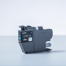 Cartouche d'encre d'origine Brother cyan - LC3211C - Cartouche d'encre cyan originale Brother LC3211C de capacité standard - cartouche seule. Imprime jusqu'à 200 pages. Imprimantes compatibles : Brother MFC-J895DW, MFC-J890DW, DCP-J772DW, DCP-J572DW, MFC-J491DW, MFC-J497DW.