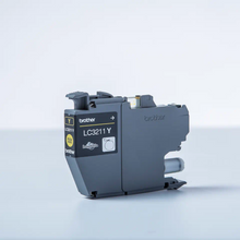 Cartouche d'encre d'origine Brother jaune - LC3211Y - Cartouche d'encre jaune originale Brother LC3211Y de capacité standard - cartouche seule. Imprime jusqu'à 200 pages. Imprimantes compatibles : Brother DCP-J772DW, DCP-J774DW, MFC-J895DW, MFC-J890DW, DCP-J572DW, MFC-J491DW, MFC-J497DW.