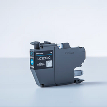 Cartouche d'encre d'origine Brother cyan - LC3213C - Cartouche d'encre cyan haute capacité originale Brother - cartouche seule. Imprime jusqu'à 400 pages. Imprimantes compatibles : Brother DCP-J772DW, DCP-J774DW, MFC-J890DW, MFC-J895DW, DCP-J572DW, MFC-J491DW, MFC-J497DW.