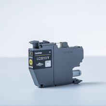 Cartouche d'encre d'origine Brother jaune - LC3213Y - Cartouche d'encre jaune haute capacité originale Brother - cartouche seule. Imprime jusqu'à 400 pages. Imprimantes compatibles : Brother DCP-J772DW, DCP-J774DW, MFC-J890DW, MFC-J895DW, DCP-J572DW, MFC-J491DW, MFC-J497DW.