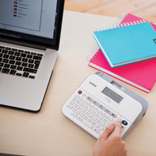 Étiqueteuse portable professionnelle brother - PT-D400VP - L’étiquetage permet de retrouver rapidement les documents archivés, sauvegardes de données, clés USB et tout autre moyen de classement. Grâce à son clavier AZERTY, son écran graphique avec aperçu d’impression ainsi que de fonctions spéciales, la P-touch D400VP est l’étiqueteuse idéale pour créer des étiquettes.