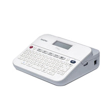 Étiqueteuse portable professionnelle brother - PT-D400VP - L’étiquetage permet de retrouver rapidement les documents archivés, sauvegardes de données, clés USB et tout autre moyen de classement. Grâce à son clavier AZERTY, son écran graphique avec aperçu d’impression ainsi que de fonctions spéciales, la P-touch D400VP est l’étiqueteuse idéale pour créer des étiquettes.
