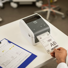 Imprimante étiquettes Brother TD-4410D imprime des étiquettes de haute qualité. Résolution d'impression de haute qualité jusqu'à 203 dpi. Vitesse d'impression jusqu'à 8 images par seconde. Impression d'étiquettes jusqu'à 4,09 pouces / 104 mm de largeur. Simplicité d'utilisation avec calibration, détection et sélection automatique des supports