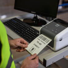 Imprimante étiquettes très haut débit Brother - TD-4520DN. Connectivité réseau. Résolution d'impression professionnelle de haute qualité jusqu'à 300 dpi. Vitesse d'impression jusqu'à 6 images par seconde. Impression d'étiquettes jusqu'à 4,27 pouces / 108 mm de large. Simplicité d'utilisation avec calibration, détection et sélection automatique des supports. Prêt à fonctionner avec les applications iOS et Android