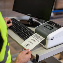 Imprimante étiquettes Brother - TD-4550DNWB. Écran LCD rétro-éclairé. Résolution d'impression professionnelle de haute qualité jusqu'à 300 dpi. Vitesse d'impression jusqu'à 6 images par seconde. Impression d'étiquettes jusqu'à 4,27 pouces / 108 mm de largeur. Simplicité d'utilisation. Fonctionne avec les applications iOS et Android.